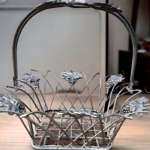 WIRE basket with grapes, collapsible handle, very good condition